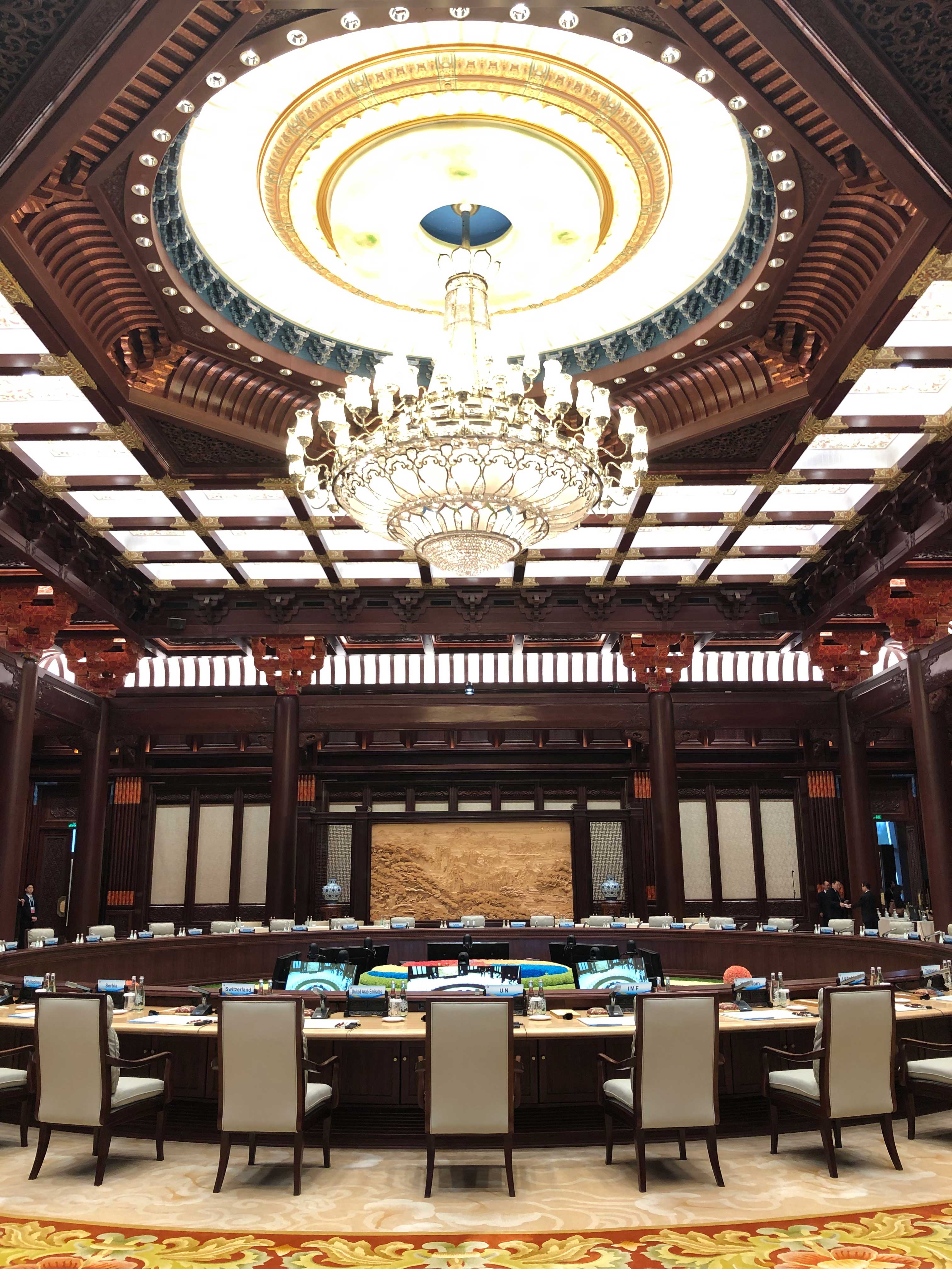 时政新闻眼丨习主席和39位外方领导人围桌共绘工笔画