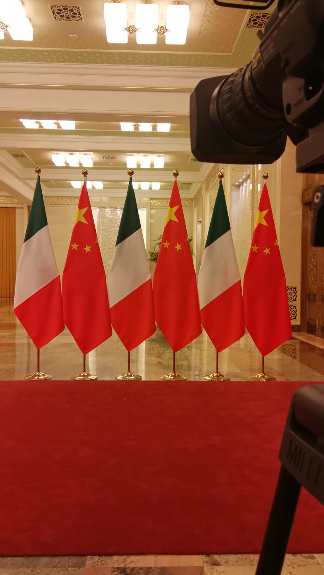 时政新闻眼丨习主席和39位外方领导人围桌共绘工笔画