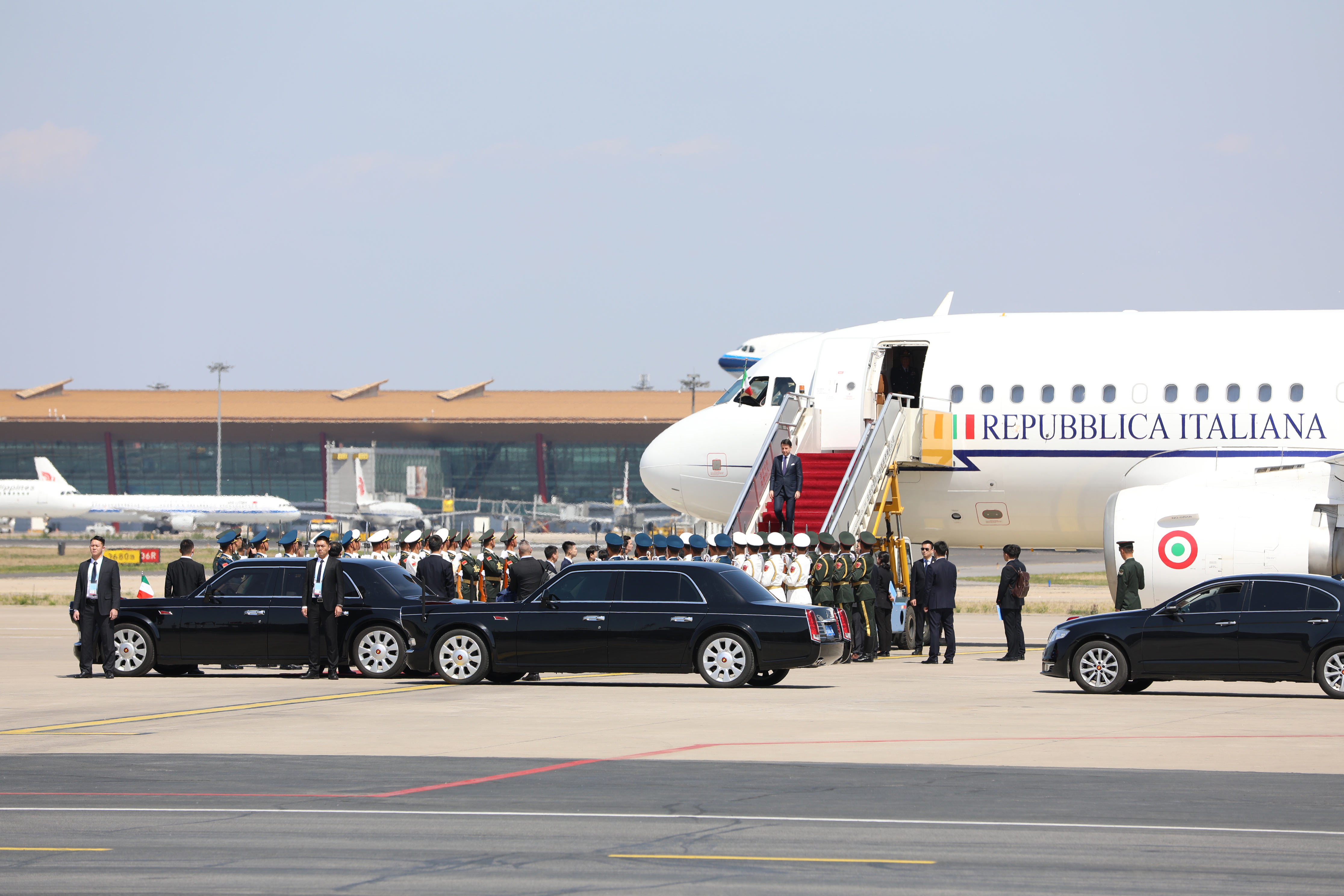 26日中午13点45分,意大利总理孔特乘专机抵达北京.