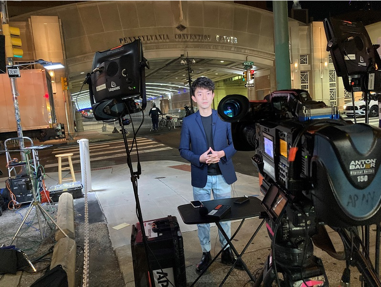 正午世界观丨美国人家门口的三张海报，新桃能换旧符吗？