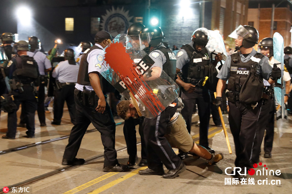 美国警察枪杀非裔青年获判无罪 民众抗议再起(组图)