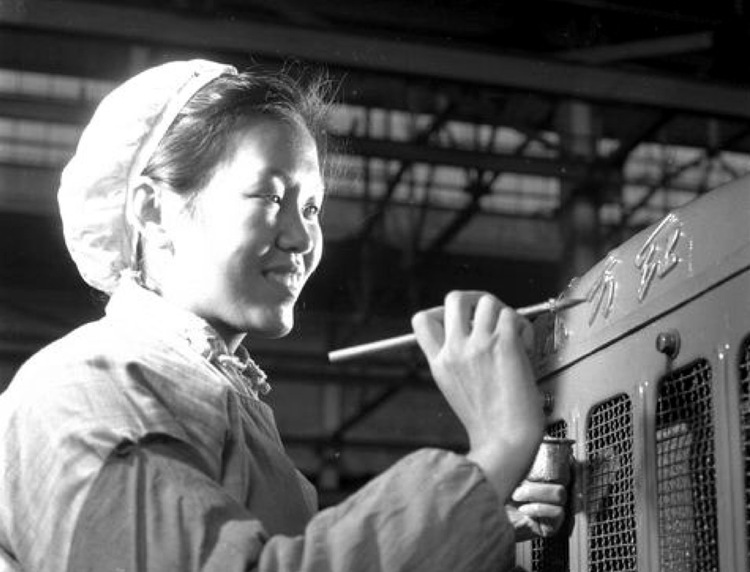 百年瞬间丨“东方红”拖拉机问世