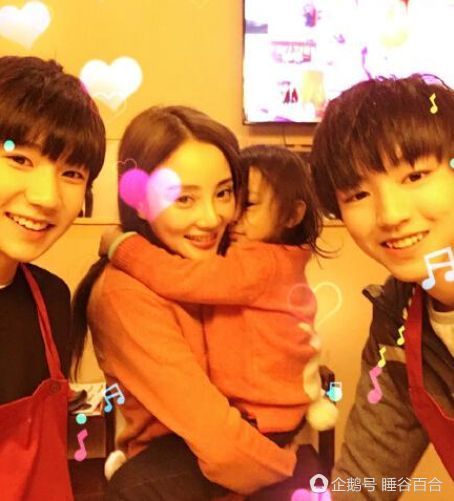 甜馨弹钢琴王源哥哥陪身边画面超有爱