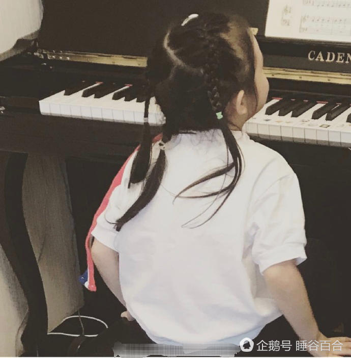 甜馨弹钢琴王源哥哥陪身边,画面超有爱