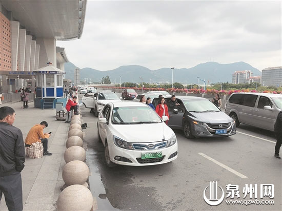 【福建時間列表】【泉州】【移動版】【Chinanews帶圖】泉州火車站二樓常擁堵 站前廣場設接客通道