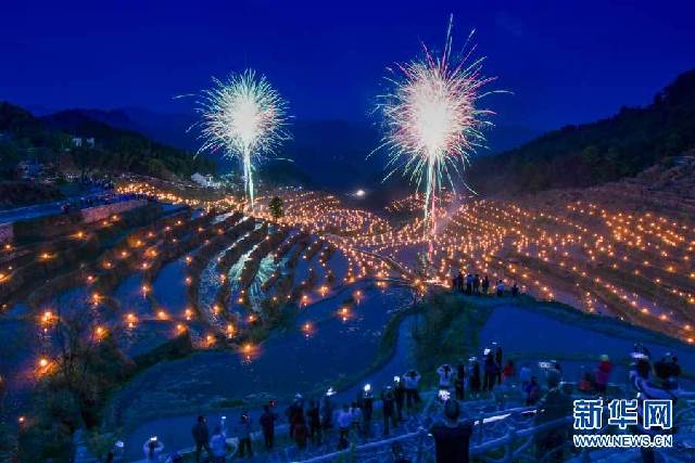 火樹銀花不夜天 航拍蘄春霧雲山梯田“火把節”