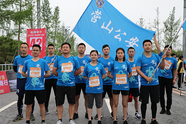 南充:营山公安参加马拉松赛全程"护跑"并取得骄人成绩