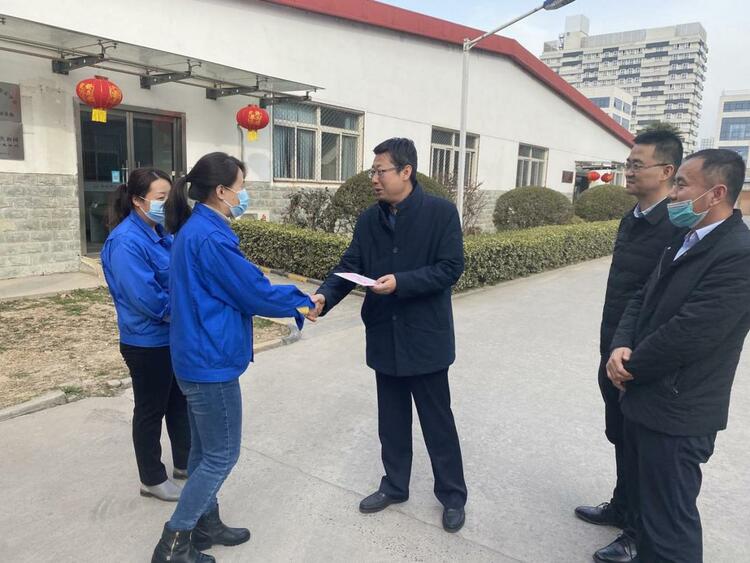 西安高新区总工会为城市困难职工春节送温暖送慰问