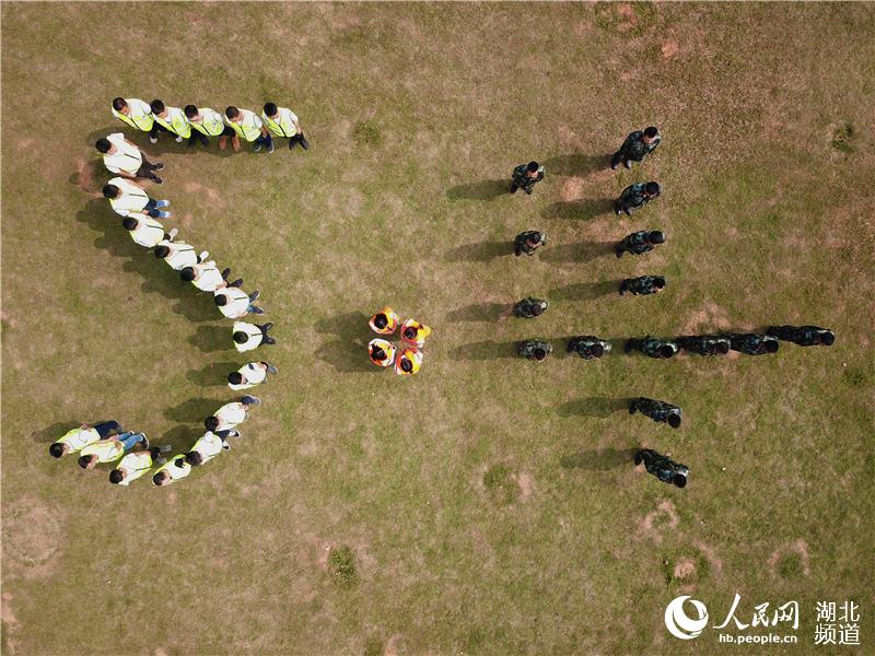 致敬五四青年节 青年建设者走进军营圆梦想