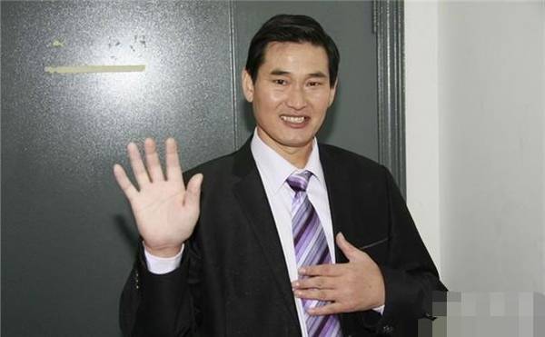 大衣哥淋雨做主持 挺啤酒肚说了这句话