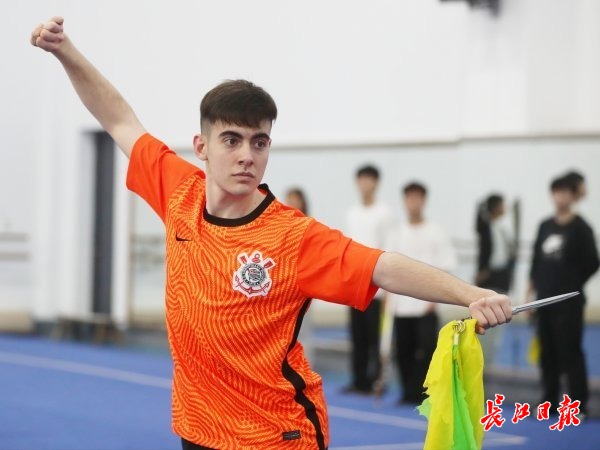 巴西留學生新學期第一課:學打拳