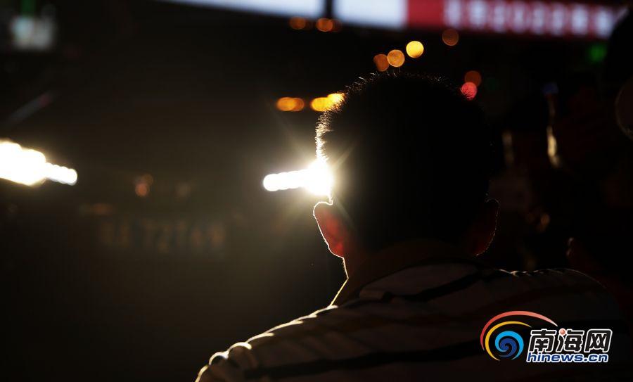 海南乱用远光灯司机现场体验强光照射 你还敢乱开远光吗(组图)