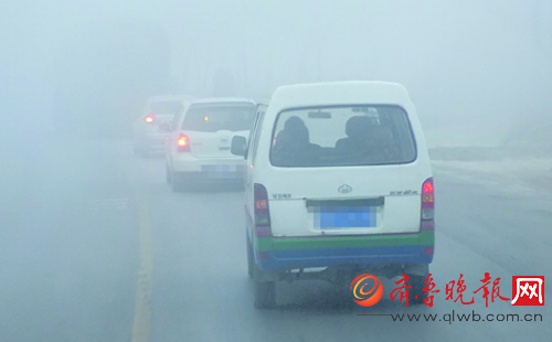 济南：雾霾天视线差 轿车躲人却撞货车(图)