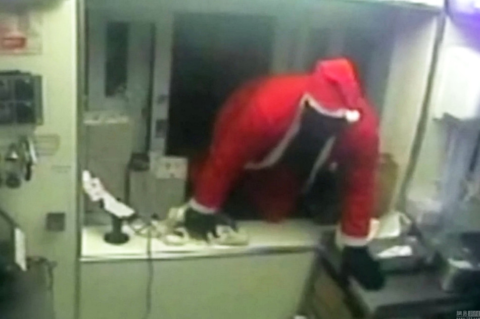 英“圣诞老人”从收银窗口爬入抢劫快餐店