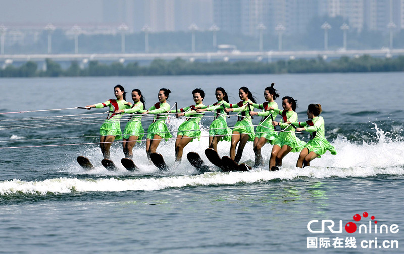 第四屆中國沂河國際滑水公開賽在臨沂落幕_fororder_9月17日，中國滑水隊運動員在第四屆中國沂河國際滑水公開賽上進行藝術滑水比賽。_DSC3621_副本
