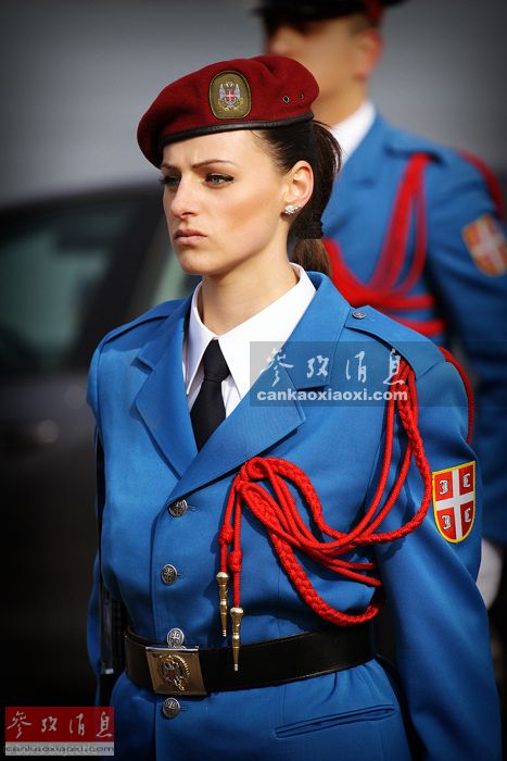 会卖萌会玩刀塞尔维亚可爱女兵报到