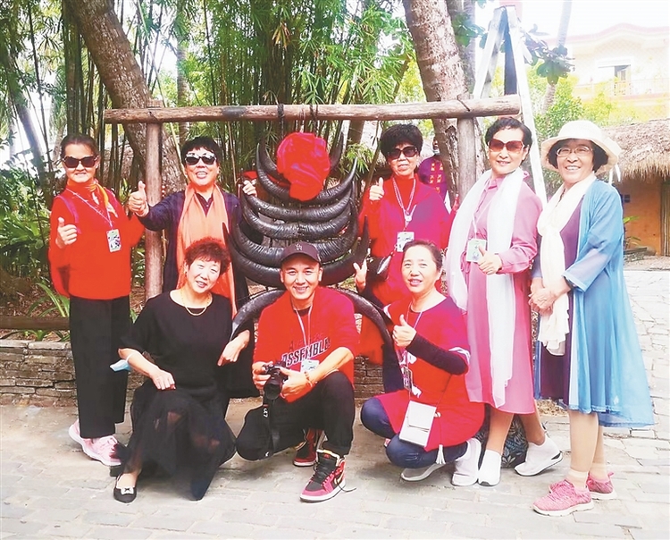 旅游摄影练瑜伽 直播充电泡温泉 “新老人”催生高品质银发市场