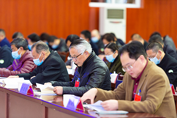 自贡大安区政协九届五次会议开幕_fororder_6与会委员认真听取报告（摄影-廖志全）