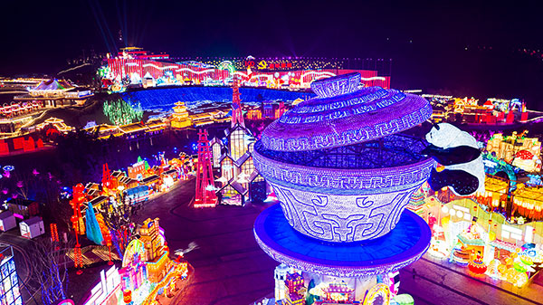 Zigong Colored Lanterns Lighting the 27th Zigong International Dinosaur Lantern Festival_fororder_55