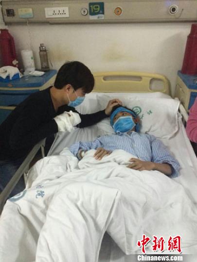12岁尿毒症少年痛哭求放弃 哥哥欲捐肾救亲