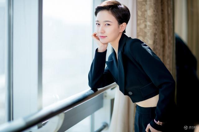 演员焦俊艳身着一袭中性帅气礼服搭配利落短发亮相,整体造型简约大气