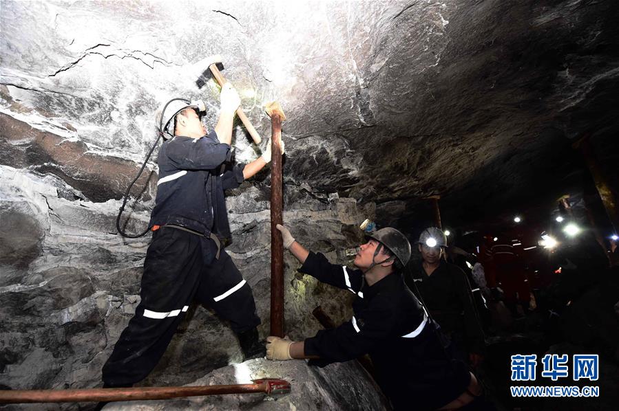 山東平邑石膏礦坍塌事故“生命通道”艱難挺進