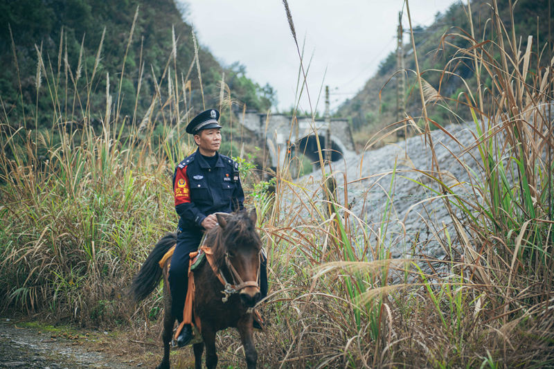 雲貴高原上騎馬巡邏的鐵路警察