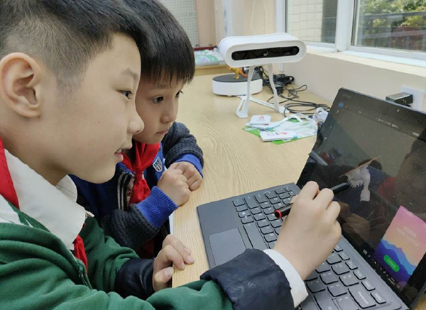 智慧应用助推教育高质量发展 成都市成华区获评全国“智慧教育示范区”_fororder_双林小学的学生学习机器人编程课程-供图-成华区委宣传部