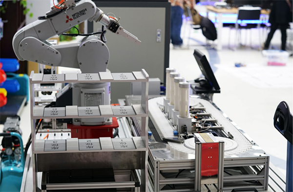 智慧应用助推教育高质量发展 成都市成华区获评全国“智慧教育示范区”_fororder_智能化的教学工具-供图-成华区委宣传部