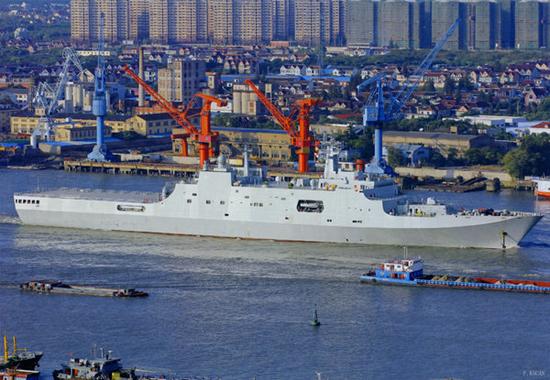 中国第4艘071型船坞登陆舰出海进行测试(图)