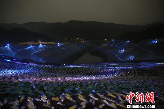 臺灣基隆400萬個塑料瓶組成“星空草原” 倡環(huán)保、關(guān)懷弱勢