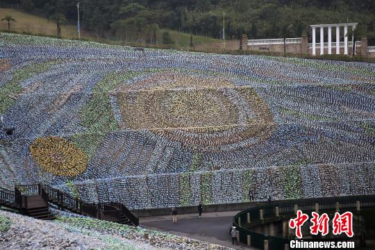 臺灣基隆400萬個(gè)塑料瓶組成“星空草原” 倡環(huán)保、關(guān)懷弱勢