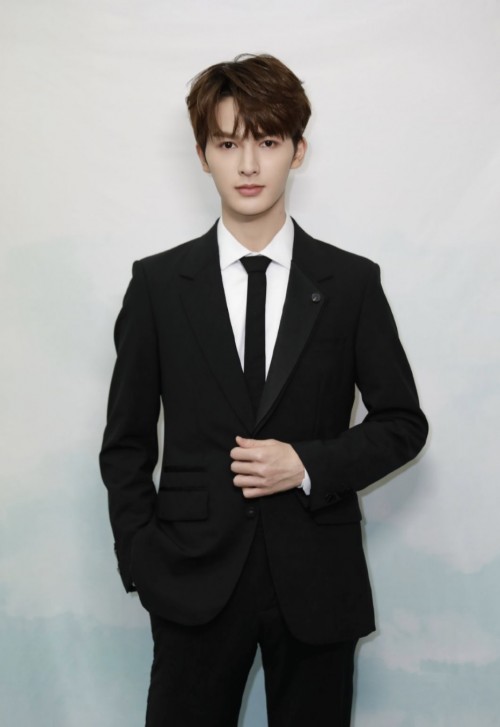 榜样的力量 朱正廷粉丝跟着偶像做公益