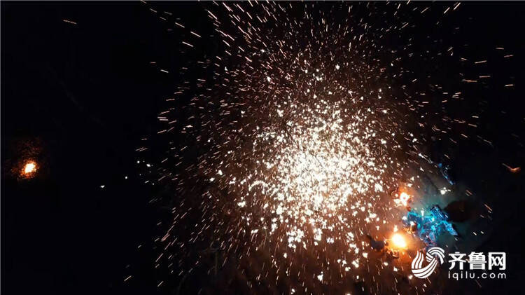 别样“烟火”！济宁邹城上演“打铁花” 流光溢彩美艳夜空