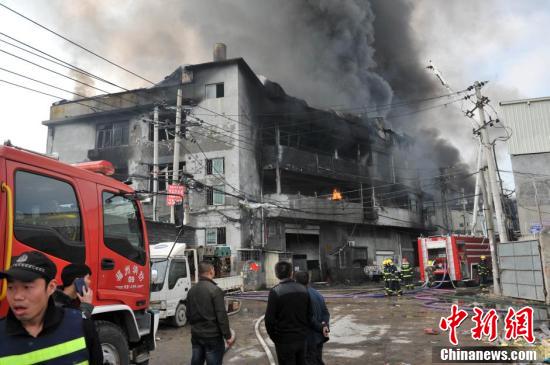 福州一鞋厂发生火灾 现在浓烟滚滚