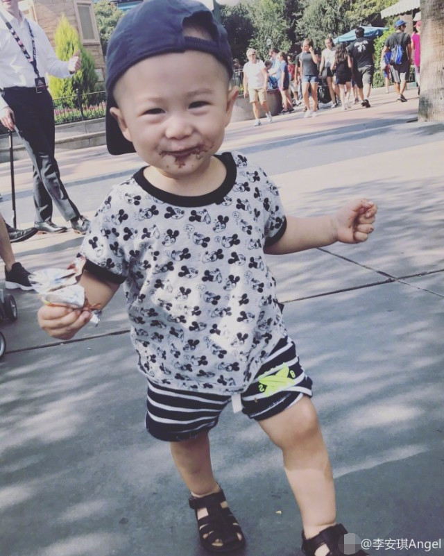 李小鹏儿子满嘴巧克力残渣超呆萌 笑起来似暖男