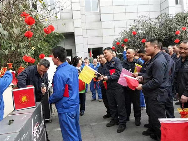 成都炭素积极召开表彰2020年度各类先进暨迎新春趣味活动_fororder_4、排队抽奖的员工们