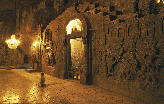 wieliczka盐矿是波兰最大的旅游胜地,由数百公里长的地下隧道组成