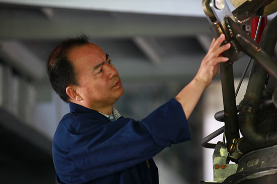 刘志让在火箭发动机前查看质量工艺刘志让,中国航天科