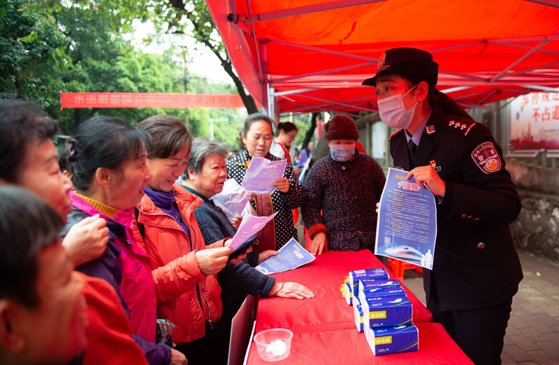 广西柳州：“雷锋街市”坚持56年 老中青三代接力传承