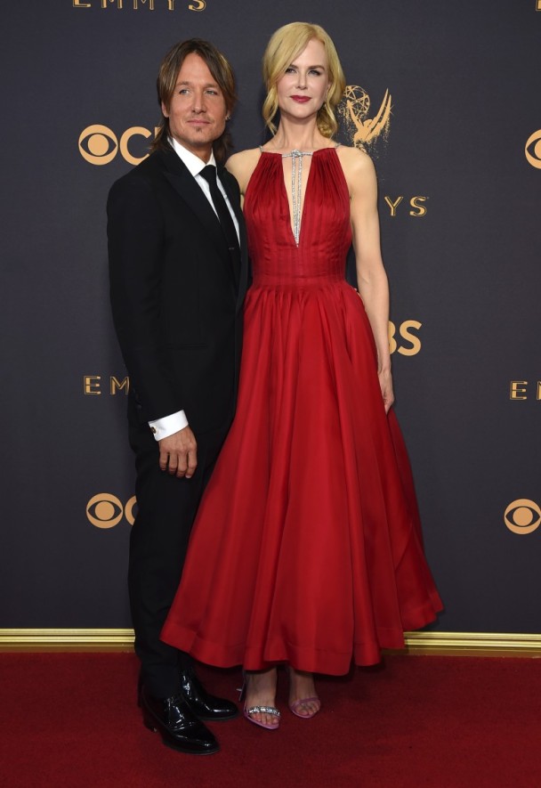 艾美奖亚历山大获奖妮可当丈夫面亲吻祝贺