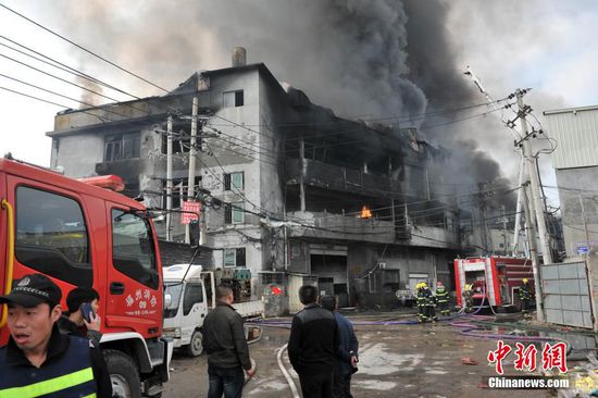 福州一间鞋厂发生火灾 现在浓烟滚滚(图)