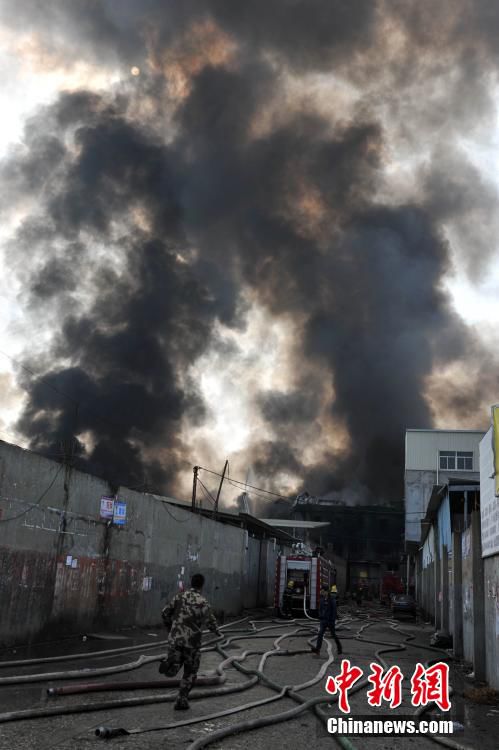 福州一间鞋厂发生火灾 现在浓烟滚滚(图)