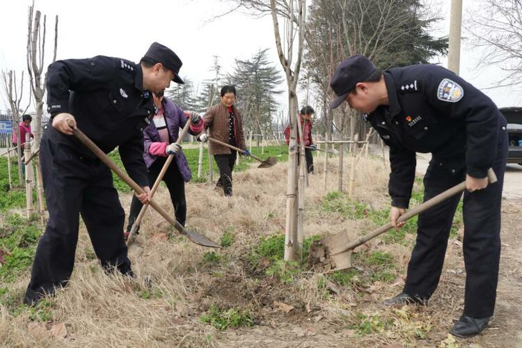 （修改）（平安江蘇列表）揚州儀徵警民開展植樹、撿拾垃圾環保志願者活動