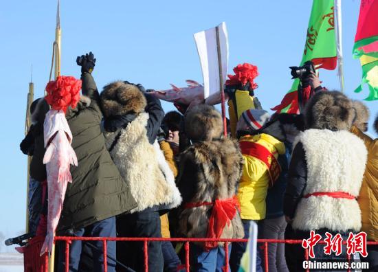 吉林查幹湖冬捕“頭魚” 拍出78萬元天價