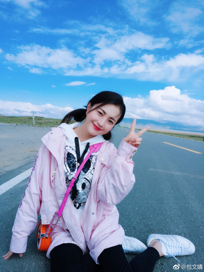 9月18日,包贝尔媳妇包文婧在微博晒出近期写真,她扎着俩小辫,嫩似