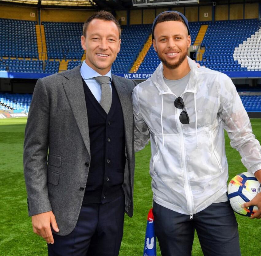 库里现场观战英超秀球技不输职业球星