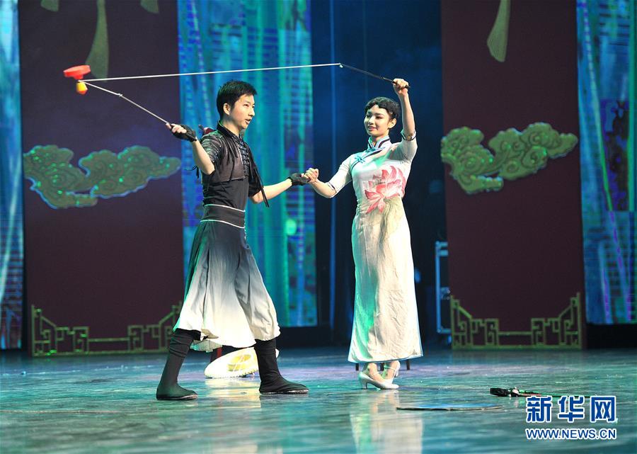 首届中国杂技春晚在河北吴桥举行
