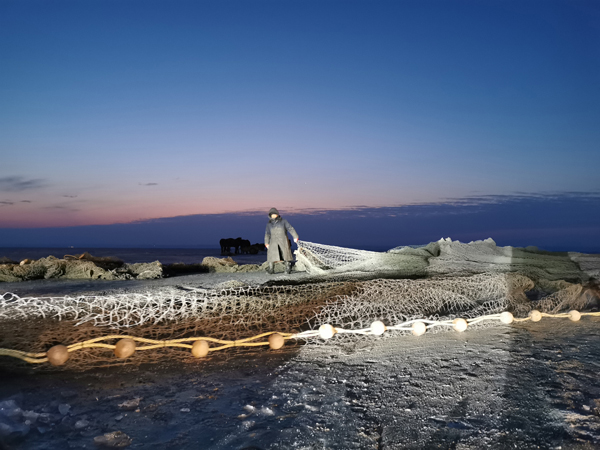 การเจาะน้ำแข็งจับปลาในทะเลสาบฉาการหูน่ามหัศจรรย์มาก_fororder_0223-2