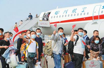 （转载）四川首次大规模集中包机 运送农民工返岗